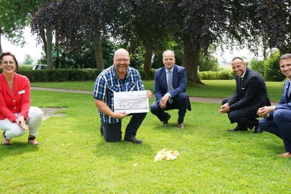 VR Bank Westküste und DZ Bank unterstützen Stiftung Mensch mit 34.520 Euro