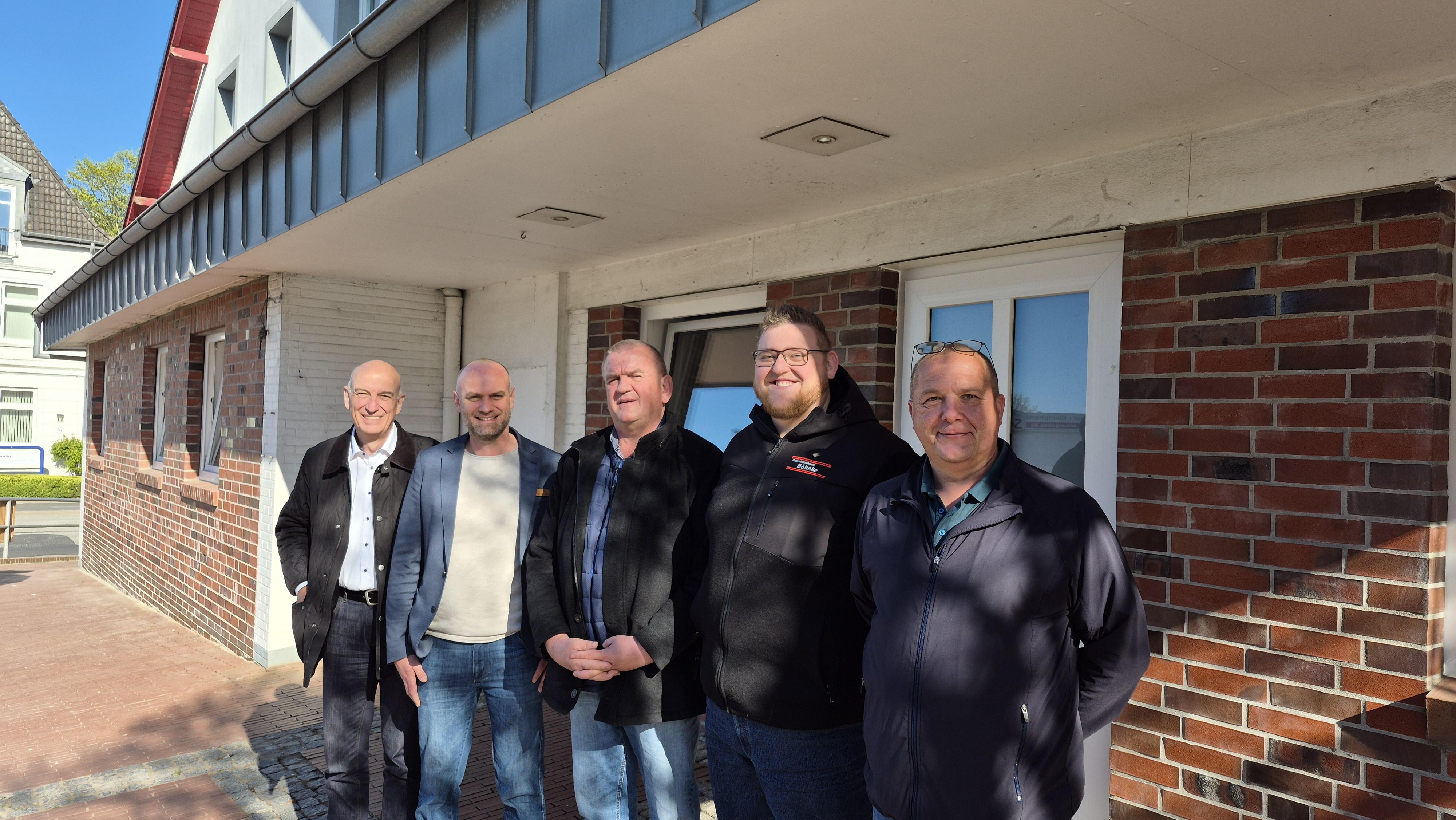 Bildunterschrift: Volker Streich (r.) und Kollege, Harry B&ouml;hnke (Mitte), JakobW&auml;lzholz (2.v.l.) und Detlef Br&uuml;nger von der Stiftung Mensch freuen sich &uuml;ber dieneue Wohngemeinschaft am Meldorfer Markt.